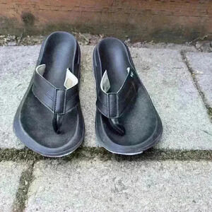 Columbia black thongs size 7